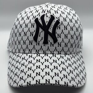 Black and White NY Yankees Baseball Cap